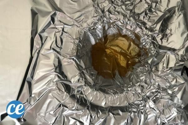 de l'huile de cuisson dans une feuille d'alu dans un évier