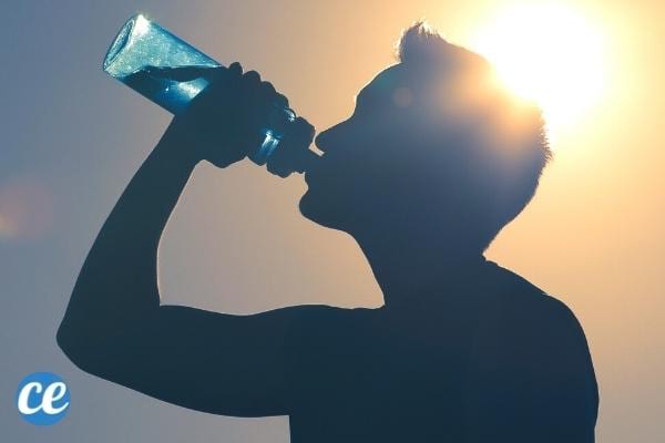 La déshydratation donne un aspect terne à la peau, ce qui fait apparaître les cernes sous les yeux.