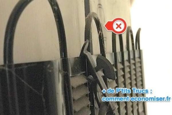 Des serpentins du compresseur du frigo qui sont sales et ont besoin d'être nettoyés