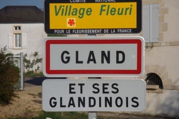 panneau du village Gland et ses Glandinois