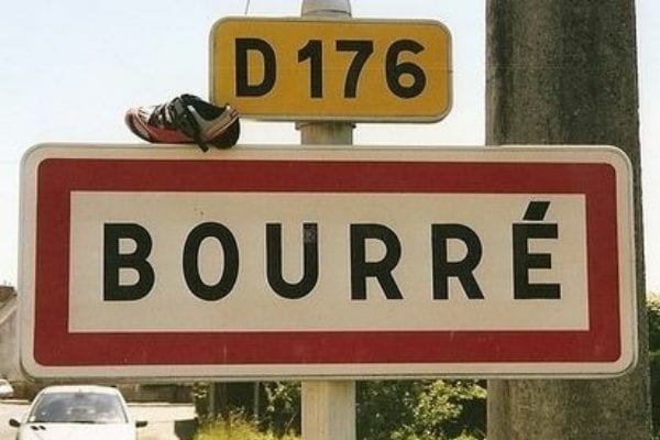Panneau village bourré