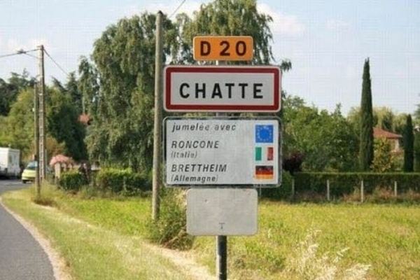 Paneau de la commune de Chatte