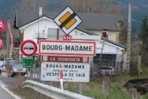 Panneau de la ville de Bourg-Madame