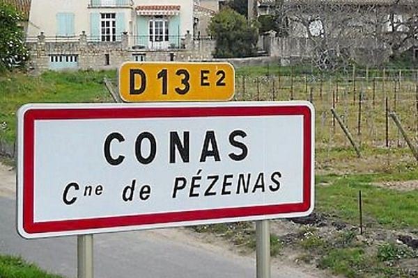 Panneau de la ville de Conas
