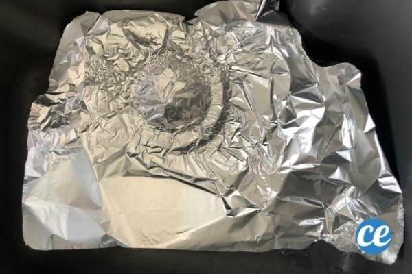 une feuille de papier alu au fond d'un évier