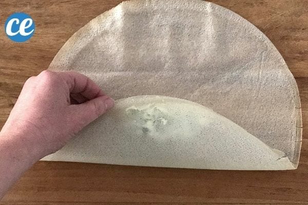 une feuille de brick pliée pour faire un carré