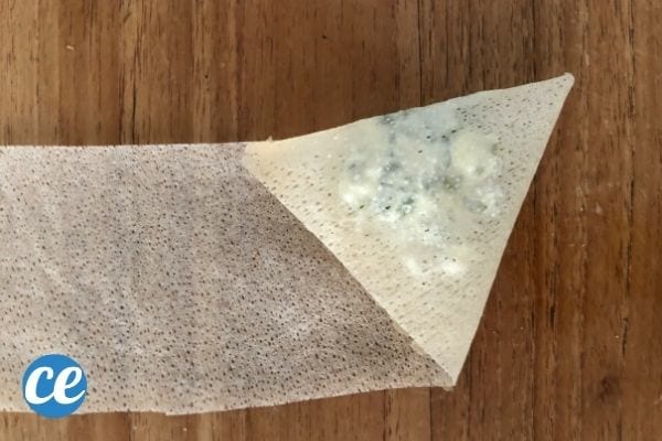 une feuille de brick pliée en triangle pour faire un samossa