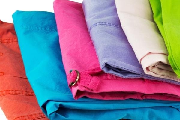 Plusieurs pantalons en coton de plusieurs couleurs différentes
