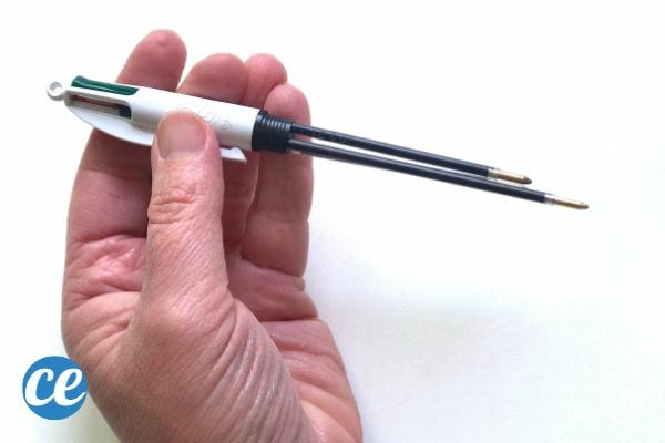 Un stylo Bic 4 couleurs avec une nouvelle cartouche