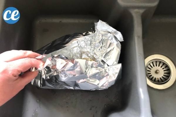 replier la feuille de papier alu pour enlever l'huile