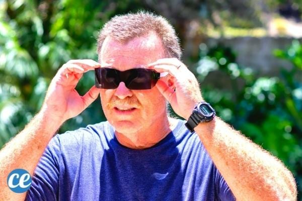 Mettre des lunettes de soleil pour diminuer les risques de cernes