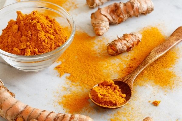6 Astuces Pour Enlever les Tâches de Curcuma (Faciles et Rapides).