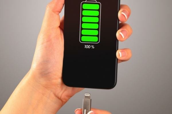 Un téléphone rechargé à 100% qui accélère l'usure de la batterie