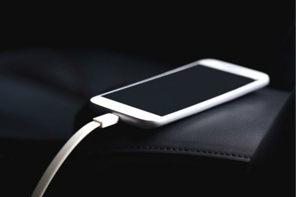 Un téléphone qui se charge toute la nuit et qui use la batterie