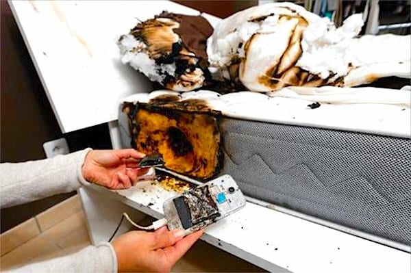 Un téléphone qui était rechargé sous l'oreiller et qui a explosé