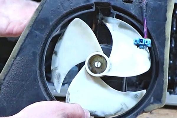 le ventilateur du condenseur du frigo qui est sale et qui fait du bruit