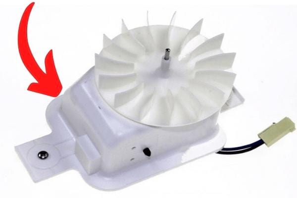 le ventilateur de l'évaporateur du frigo qui fait du bruit car il a besoin d'être nettoyé