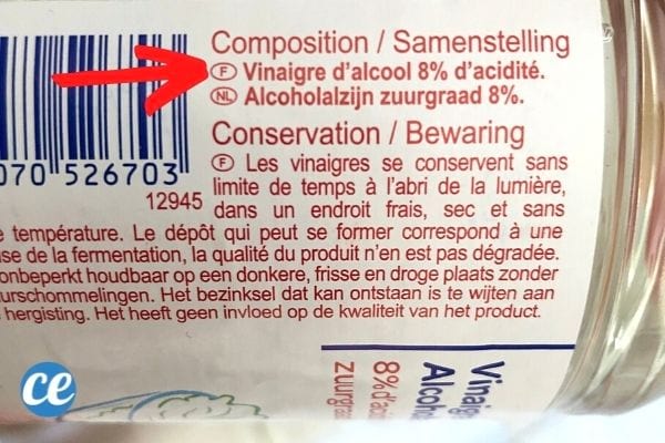 L'étiquette d'une bouteille de vinaigre d'alcool blanc
