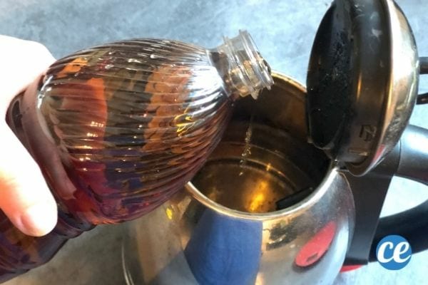du vinaigre d'alcool coloré pour détartrer la bouilloire
