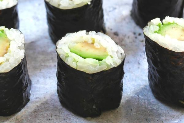 Plusieurs sushis à l'avocat