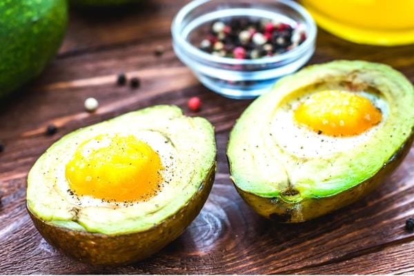 Deux avocats farcis avec des œufs