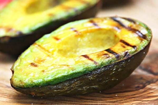 Deux avocats grillés au barbecue