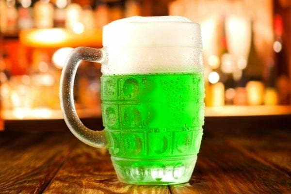 Une bière verte qui fait du caca vert après avoir été ingérée