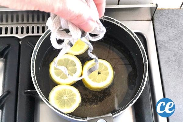 des lacets sales plongés dans une casserole d'eau chaude avec du citron pour les laver
