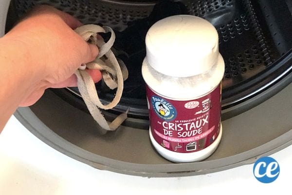des cristaux de soude dans la machine à laver pour blanchir des lacets