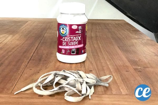 des cristaux de soude pour nettoyer les lacets
