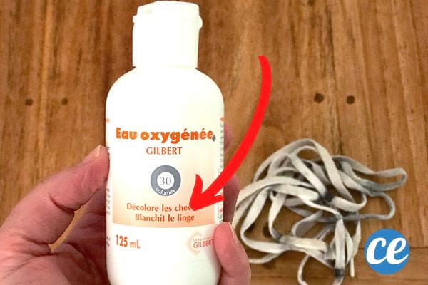 de l'eau oxygénée pour que les lacets retrouvent leur blancheur