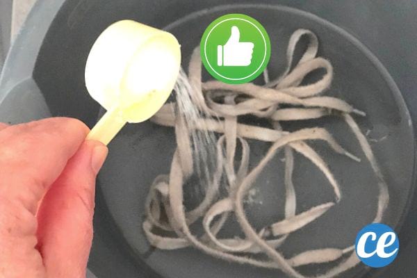 Du percarbonate de soude versé dans une bassine pour blanchir les lacets