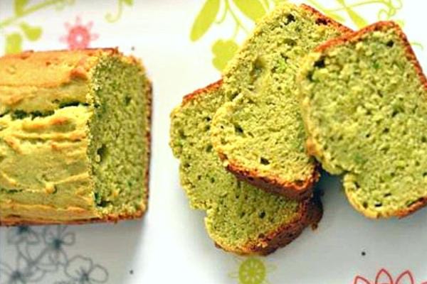 Cake découpé à l'avocat
