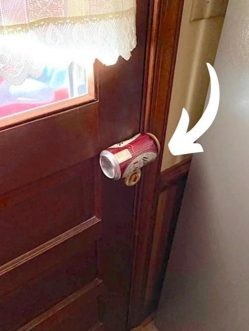 Eine leere Dose, um einen selbstgemachten Alarm zu machen