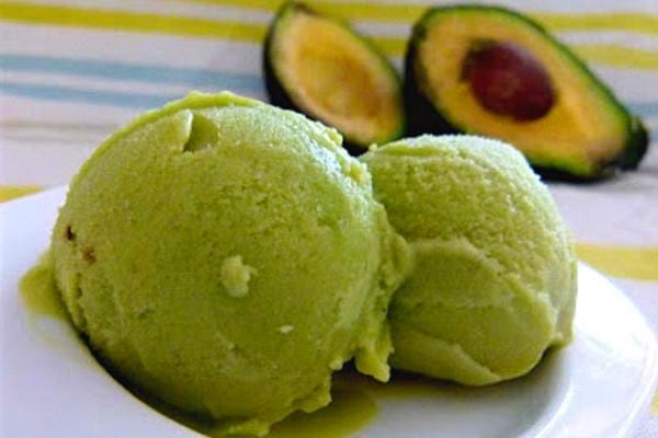 Crème glacée à l'avocat avec deux boules 