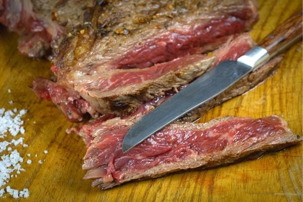 De la viande qui n'a pas reposée et qui devient moins tendre