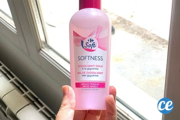 du dissolvant pour nettoyer la colle sur les fenêtres