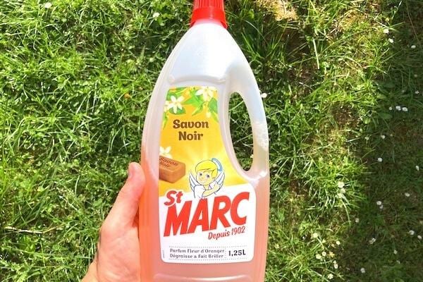 Une bouteille de savon noir pour se débarrasser des nids de fourmis