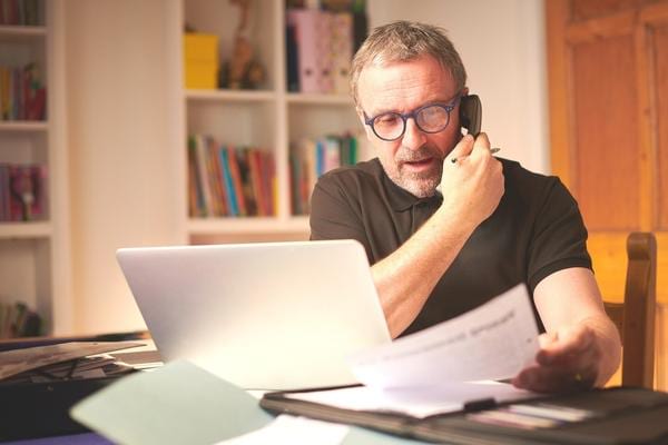 Un homme appelant un fournisseur internet