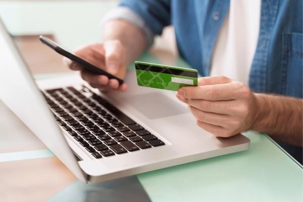 Un homme qui demande la réédition de son code de carte bleue