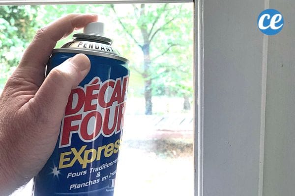 Du nettoyant pour four Decap' four pour enlever la colle sur les fenêtres