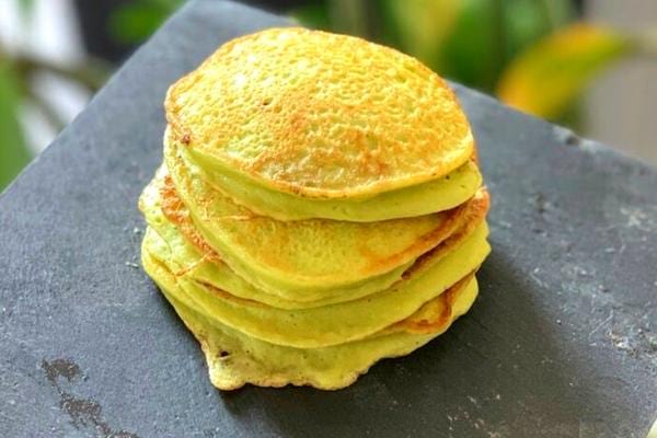 Plusieurs pancakes empilés à l'avocat