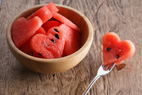 Plusieurs petits morceaux de pastèques coupés en coeur