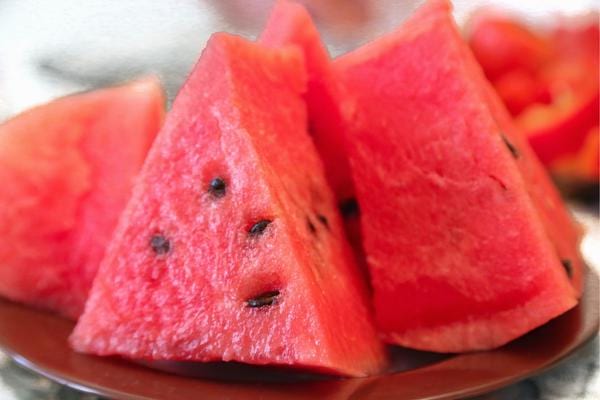 Plusieurs morceaux de pastèques dans une assiette