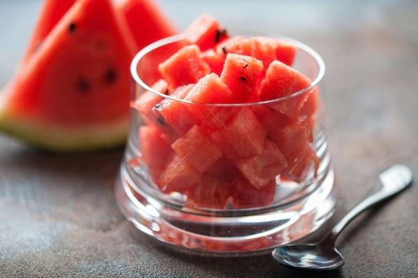 Plusieurs petits morceaux de pastèques dans un récipient