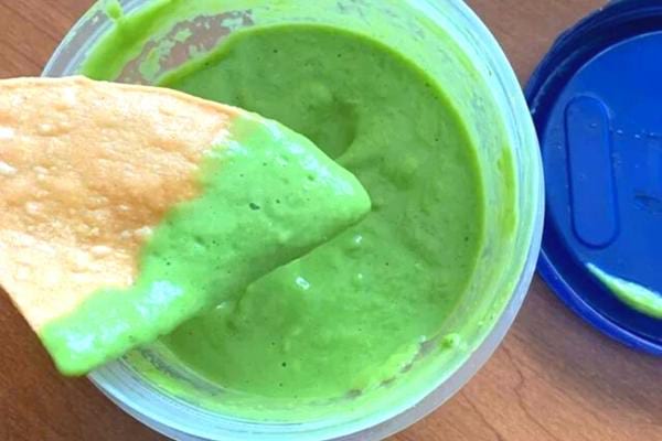 Sauce vinaigrette à l'avocat avec une chips triangulaire