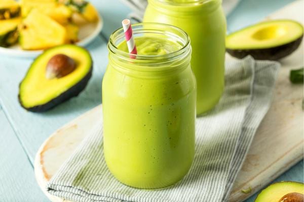 Smoothie à l'avocat dans un bocal en verre avec une paille