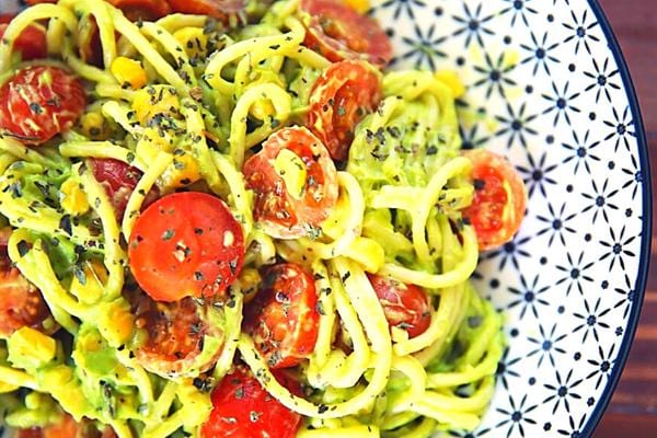 Spaghetti à l'avocat et aux tomates dans une assiette