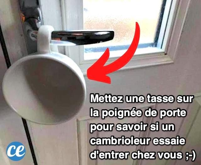 Une tasse accrochée à la poignée de la porte pour entendre un cambrioleur