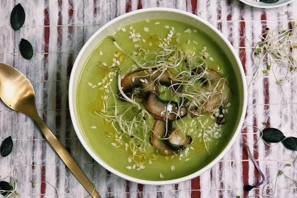 Un velouté d’avocat aux champignons dans un bol blanc